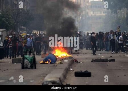 Kairo, Kairo, Ägypten. 3. Januar 2014. Anhänger der Muslimbruderschaft und gestürzten ägyptischen Präsidenten Mohamed Mursi Zusammenstoß mit Polizei und Gegner am 3. Januar 2014. Die Protesten kam, nachdem eine islamistische Allianz sichern Mursi für Demonstrationen vor eine neue Anhörung in Mursi Studie am Januar genannt © Mohammed Bendari/APA Images/ZUMAPRESS.com/Alamy Live News Stockfoto