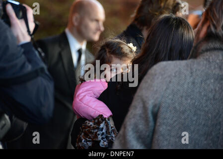 London, UK. 3. Januar 2014. Der große Zug Räuber Ronnie Biggs senden von mit strömendem Regen um einen Hunderte von formalen Eastend Banden Mitglieder, Engel der Hölle, Familie und Freunde zahlen es letzten Respekt zu Ronnie Biggs Beerdigung am Golders Green Crematorium in London. Bildnachweis: Siehe Li/Alamy Live News Stockfoto