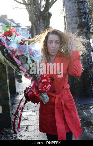 London, UK. 3. Januar 2014. Der große Zug Räuber Ronnie Biggs senden von mit strömendem Regen um einen Hunderte von formalen Eastend Banden Mitglieder, Engel der Hölle, Familie und Freunde zahlen es letzten Respekt zu Ronnie Biggs Beerdigung am Golders Green Crematorium in London. Bildnachweis: Siehe Li/Alamy Live News Stockfoto