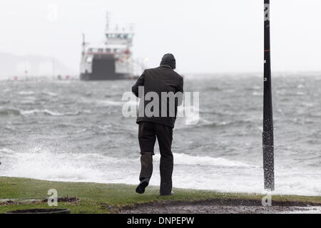 Largs, North Ayrshire, Schottland, Großbritannien, Freitag, 3. Januar 2014. Windböen mit Windböen von bis zu 70 km/h, kombiniert mit einer Frühjahrsflut, die auf dem Firth of Clyde an der Westküste des schottischen Festlandes eine Flutwelle verursachen, wie hier auf der Promenade neben der Greenock Road mit der abgesagten Caledonian MacBrayne Cumbrae Fähre im Hintergrund zu sehen ist Stockfoto