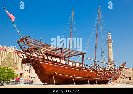 Dubai - traditionelle arabische Dau vor dem Dubai Museum Vereinigte Arabische Emirate VAE, Naher Osten Stockfoto