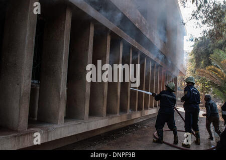 Kairo, Ägypten. 3. Januar 2014. Zusammenstöße zwischen Sicherheit Kräfte und Studenten Anhänger des gestürzten Präsidenten Mursi innen Azhar Universität in Kairo, am 3. Januar 2014.Photo passiert: Nameer Galal/NurPhoto Credit: Nameer Galal/NurPhoto/ZUMAPRESS.com/Alamy Live News Stockfoto