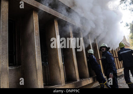 Kairo, Ägypten. 3. Januar 2014. Zusammenstöße zwischen Sicherheit Kräfte und Studenten Anhänger des gestürzten Präsidenten Mursi innen Azhar Universität in Kairo, am 3. Januar 2014.Photo passiert: Nameer Galal/NurPhoto Credit: Nameer Galal/NurPhoto/ZUMAPRESS.com/Alamy Live News Stockfoto