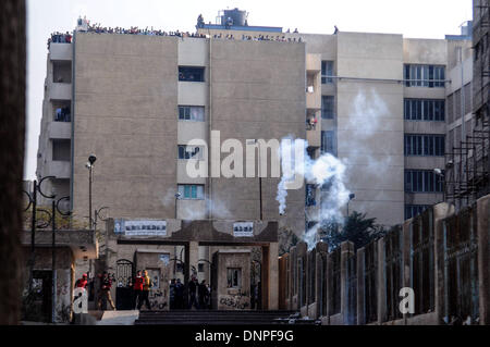 Kairo, Ägypten. 3. Januar 2014. Zusammenstöße zwischen Sicherheit Kräfte und Studenten Anhänger des gestürzten Präsidenten Mursi innen Azhar Universität in Kairo, am 3. Januar 2014.Photo passiert: Nameer Galal/NurPhoto Credit: Nameer Galal/NurPhoto/ZUMAPRESS.com/Alamy Live News Stockfoto