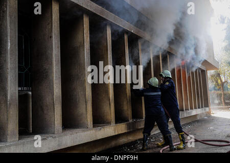 Kairo, Ägypten. 3. Januar 2014. Zusammenstöße zwischen Sicherheit Kräfte und Studenten Anhänger des gestürzten Präsidenten Mursi innen Azhar Universität in Kairo, am 3. Januar 2014.Photo passiert: Nameer Galal/NurPhoto Credit: Nameer Galal/NurPhoto/ZUMAPRESS.com/Alamy Live News Stockfoto