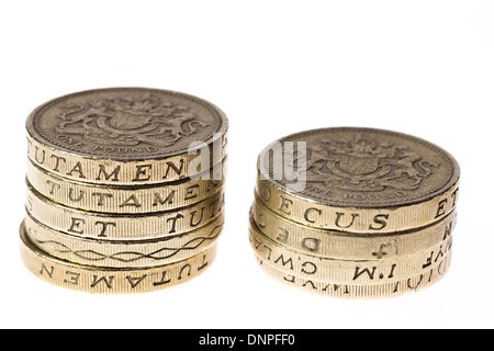 Zwei ungleiche Stapel von einem britischen Pfund-Münzen Stockfoto
