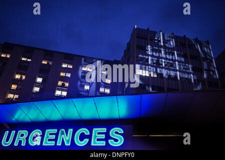 die französischen Alpen, Frankreich. 3. Januar 2014. Eine Projektion auf eine Wand des "Centre Hospitalier Universitaire" (CHU) liest, dass 45 - Schumi - Stong bleiben! weiter kämpfen "in Grenoble, in der Nähe von den französischen Alpen, Frankreich, 3. Januar 2014. Ehemaliger Formel ein deutscher Rennfahrer Michael Schumacher ist immer noch in einem kritischen Zustand, nachdem er Notoperation unterzog sich nach seiner Zulassung im Koma mit einem Schädel Trauma nach einem Skiunfall in Meribel, laut Krankenhaus in Grenoble. Foto: David Ebener/Dpa/Alamy Live News Stockfoto