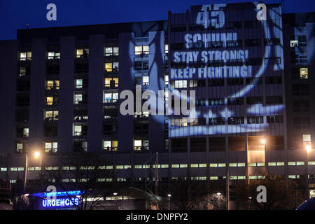 die französischen Alpen, Frankreich. 3. Januar 2014. Eine Projektion auf eine Wand des "Centre Hospitalier Universitaire" (CHU) liest, dass 45 - Schumi - Stong bleiben! weiter kämpfen "in Grenoble, in der Nähe von den französischen Alpen, Frankreich, 3. Januar 2014. Ehemaliger Formel ein deutscher Rennfahrer Michael Schumacher ist immer noch in einem kritischen Zustand, nachdem er Notoperation unterzog sich nach seiner Zulassung im Koma mit einem Schädel Trauma nach einem Skiunfall in Meribel, laut Krankenhaus in Grenoble. Foto: David Ebener/Dpa/Alamy Live News Stockfoto