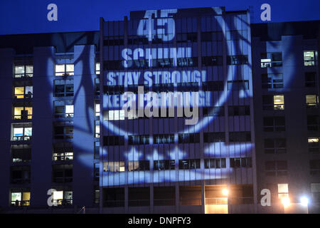 die französischen Alpen, Frankreich. 3. Januar 2014. Eine Projektion auf eine Wand des "Centre Hospitalier Universitaire" (CHU) liest, dass 45 - Schumi - Stong bleiben! weiter kämpfen "in Grenoble, in der Nähe von den französischen Alpen, Frankreich, 3. Januar 2014. Ehemaliger Formel ein deutscher Rennfahrer Michael Schumacher ist immer noch in einem kritischen Zustand, nachdem er Notoperation unterzog sich nach seiner Zulassung im Koma mit einem Schädel Trauma nach einem Skiunfall in Meribel, laut Krankenhaus in Grenoble. Foto: David Ebener/Dpa/Alamy Live News Stockfoto