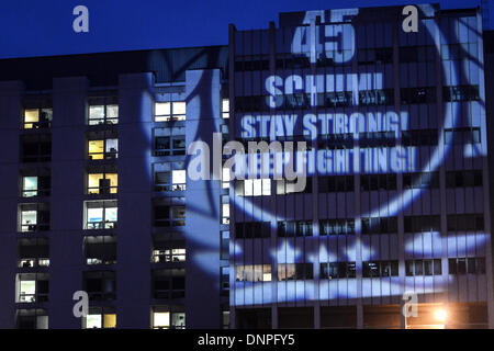 die französischen Alpen, Frankreich. 3. Januar 2014. Eine Projektion auf eine Wand des "Centre Hospitalier Universitaire" (CHU) liest, dass 45 - Schumi - Stong bleiben! weiter kämpfen "in Grenoble, in der Nähe von den französischen Alpen, Frankreich, 3. Januar 2014. Ehemaliger Formel ein deutscher Rennfahrer Michael Schumacher ist immer noch in einem kritischen Zustand, nachdem er Notoperation unterzog sich nach seiner Zulassung im Koma mit einem Schädel Trauma nach einem Skiunfall in Meribel, laut Krankenhaus in Grenoble. Foto: David Ebener/Dpa/Alamy Live News Stockfoto