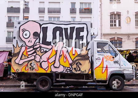 Paris, Frankreich - van in Graffiti am Marché Belleville bedeckt Stockfoto