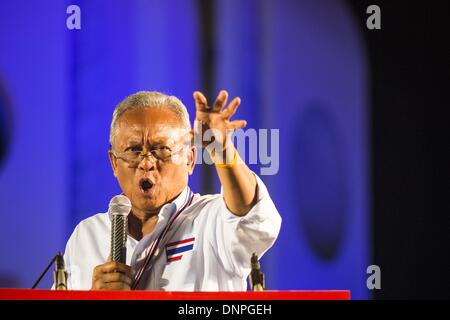 Bangkok, Thailand. 3. Januar 2014. SUTHEP THAUGSUBAN spricht Anti-Regierungs-Demonstranten in Bangkok von einer Bühne am Demokratie-Denkmal. Tausende von Thai Anti-Regierungs-Demonstranten kamen Demokratie Monument in Bangkok Freitagabend, Suthep umreißen seine Pläne zum Herunterfahren der Stadt Bangkok zu hören. Suthep sagte, dass seine Demonstranten 20 wichtige Kreuzungen in den kommerziellen Abschnitten von Bangkok beschäftigen sollte, bis zu drei Wochen lang oder bis die geschäftsführende Regierung von Yingluck Shinawatra zurücktritt. Bildnachweis: Jack Kurtz/ZUMAPRESS.com/Alamy Live-Nachrichten Stockfoto