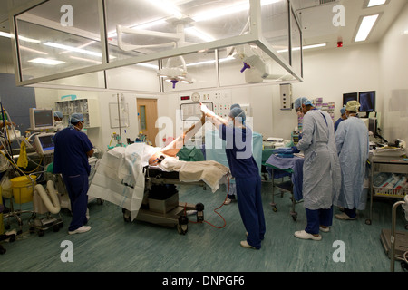 Knie-Operation-Theater-Krankenhauspersonal bei Arbeitsinstrumente für Betrieb-Krankenhaus-Ausrüstung Stockfoto
