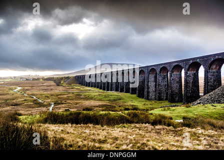 Ribblehead Viaduct, North Yorkshire. Ursprünglich Batty Moss Eisenbahnviadukt genannt. Park fiel in die Ferne Stockfoto