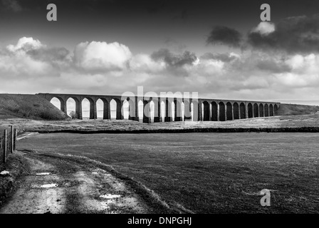 Ribblehead-Viadukt, North Yorkshire. Ursprünglich unter dem Namen Batty Moss Eisenbahnviadukt Stockfoto