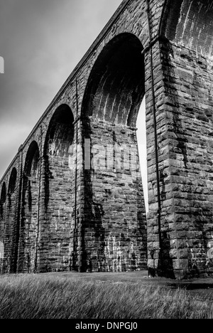 Das Ribblehead Viaduct, North Yorkshire, schoss vom Boden aus und schaute nach oben. Ursprünglich Batty Moss Eisenbahnviadukt genannt Stockfoto