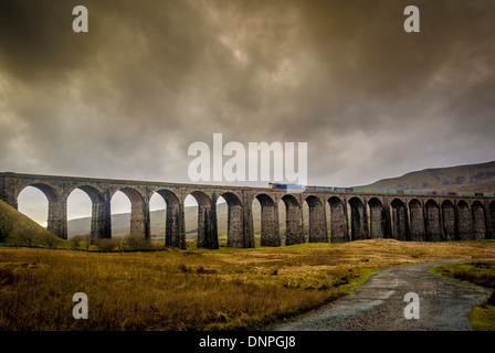 Güterzug über Ribblehead Viaduct, North Yorkshire. Ursprünglich Batty Moss Eisenbahnviadukt genannt Stockfoto