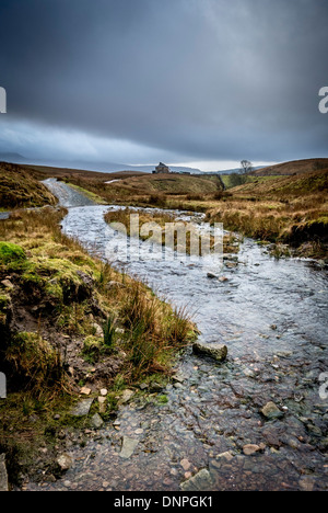 Stream und isoliert Haus am Blea Moor Stellwerk, Ribblehead, North Yorkshire. Stockfoto