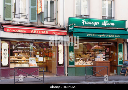 Paris, Frankreich - traditionelle Bäckerei nebenan ein Handwerker Käseladen im Stadtteil Belleville (20. Arrondisment) Stockfoto