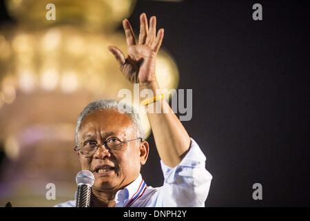 Bangkok, Thailand. 3. Januar 2014. SUTHEP THAUGSUBAN spricht Anti-Regierungs-Demonstranten in Bangkok von einer Bühne am Demokratie-Denkmal. Tausende von Thai Anti-Regierungs-Demonstranten kamen Demokratie Monument in Bangkok Freitagabend, Suthep umreißen seine Pläne zum Herunterfahren der Stadt Bangkok zu hören. Suthep sagte, dass seine Demonstranten 20 wichtige Kreuzungen in den kommerziellen Abschnitten von Bangkok beschäftigen sollte, bis zu drei Wochen lang oder bis die geschäftsführende Regierung von Yingluck Shinawatra zurücktritt. Bildnachweis: Jack Kurtz/ZUMAPRESS.com/Alamy Live-Nachrichten Stockfoto