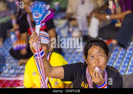 Bangkok, Thailand. 3. Januar 2014. Ein Anti-Regierungs-Demonstranten in Bangkok Jubel für Suthep Thaugsuban. Tausende von thailändischen regierungskritischen Demonstranten Demokratie Monument in Bangkok kam Freitagabend, Suthep Thaugsuban, der Anführer der Proteste zu hören verkünden seine Pläne zum Herunterfahren der Stadt Bangkok. Suthep sagte, dass seine Demonstranten 20 wichtige Kreuzungen in den kommerziellen Abschnitten von Bangkok beschäftigen sollte, bis zu drei Wochen lang oder bis die geschäftsführende Regierung von Yingluck Shinawatra zurücktritt. Bildnachweis: Jack Kurtz/ZUMAPRESS.com/Alamy Live-Nachrichten Stockfoto