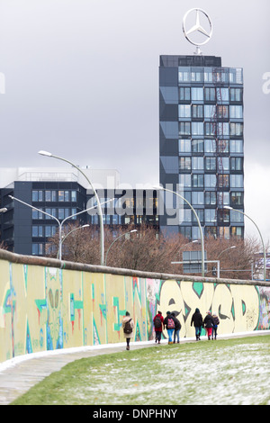 12.06.2013 Mercedes-Benz Niederlassungen und Graffiti auf der Berliner Mauer-Wandbild. Berlin, Deutschland Stockfoto