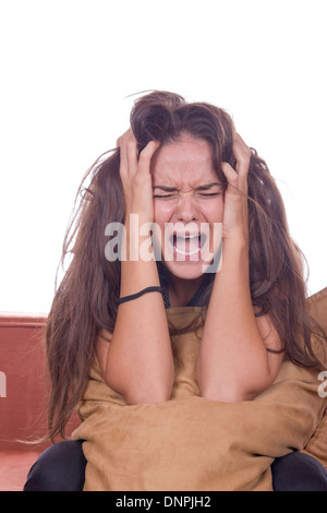 Frau sitzt auf der Couch mit Kissen und mit emotionalen Chaos im Kopf Stockfoto