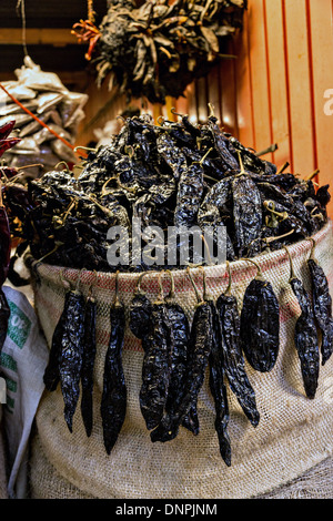 Getrocknet, Pasilla Paprika auf Benito Juarez Market in Oaxaca, Mexiko. Stockfoto