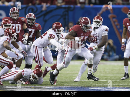 New Orleans, Louisiana, USA. 3. Januar 2014. 2. Januar 2014: Alabama Runningback Derrick Henry (27) läuft mit dem Ball während der NCAA Football Spiel Action zwischen den Oklahoma Sooners und der Alabama Crimson Tide im Mercedes-Benz Superdome in New Orleans, Louisiana. Oklahoma besiegte Alabama 45-31. Bildnachweis: Csm/Alamy Live-Nachrichten Stockfoto