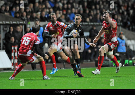 Swansea, Großbritannien. 3. Januar 2014. RaboDirect Pro12 - Fischadler V Scarlets - 3. Januar 2014 Ashley Beck macht eine Pause für die Fischadler. © Phil Rees/Alamy Live News Bildnachweis: Phil Rees/Alamy Live-Nachrichten Stockfoto