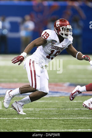 New Orleans, Louisiana, USA. 3. Januar 2014. 2. Januar 2014: Oklahoma Linebacker Eric Striker (19) während der NCAA Football Spiel Action zwischen den Oklahoma Sooners und der Alabama Crimson Tide im Mercedes-Benz Superdome in New Orleans, Louisiana. Oklahoma besiegte Alabama 45-31. Bildnachweis: Csm/Alamy Live-Nachrichten Stockfoto