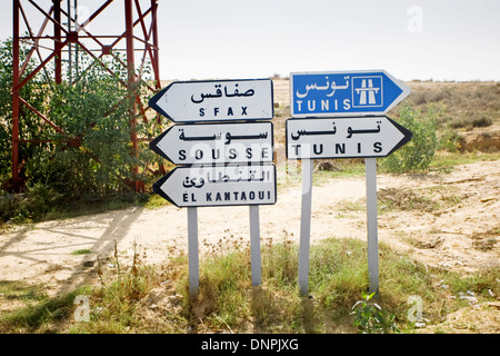 Verkehrsschilder in Tunesien, die die Richtung für die Hauptstadt von Tunesien, Tunis und Sfax, Sousse und El Kantaoui Städte zeigen. Stockfoto