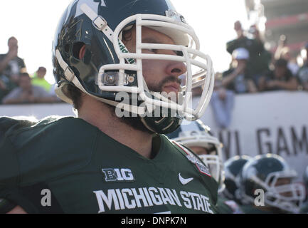 Pasadena, Kalifornien, USA. 1. Januar 2014. Die Michigan State Spartans warten, um das Feld gegen die Stanford Cardinal in der 100. Rose Bowl-Spiel von Vizio in der Rose Bowl am 1. Januar 2014 in Pasadena, California.ARMANDO ARORIZO vorgestellt. © Armando Arorizo/Prensa Internacional/ZUMAPRESS.com/Alamy Live-Nachrichten Stockfoto