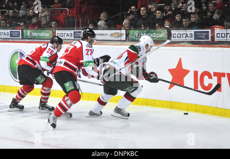 Spieler jagen den Puck während des Spiels zwischen HC Donbass und HC Bars, KHL 2013-2014 Stockfoto