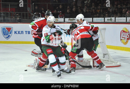 Kämpfe am Tor während des Spiels zwischen HC Donbass und HC Bars, KHL 2013-2014 Stockfoto