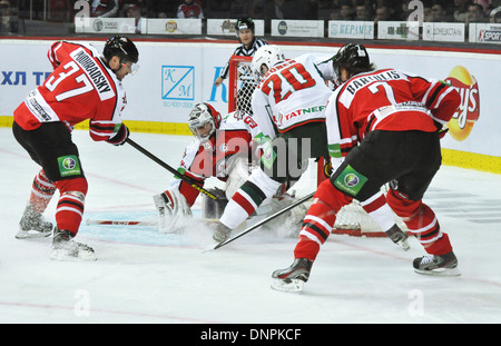 Kämpfe am Tor während des Spiels zwischen HC Donbass und HC Bars, KHL 2013-2014 Stockfoto