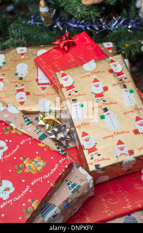 Haufen von verpackte Weihnachtsgeschenke unter einem Weihnachtsbaum Stockfoto