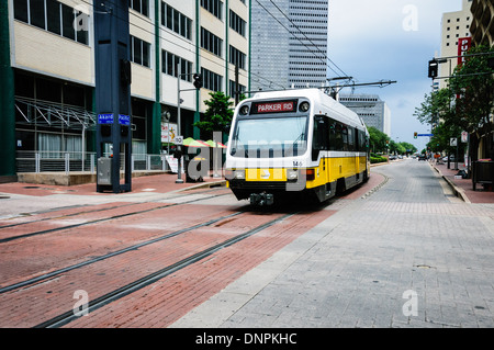 Trainieren Sie, so dass Akard Station, DART Light Rail, Downtown Dallas, Texas Stockfoto