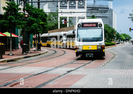 Trainieren Sie, so dass Akard Station, DART Light Rail, Downtown Dallas, Texas Stockfoto