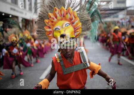 Pasto, Kolumbien. 3. Januar 2014. Kinder aus verschiedenen Tanz- und Kunstschulen nehmen Teil am zweiten Tag des Karnevals von Kindern, in der Stadt Pasto, Kolumbien, am 3. Januar 2014. Der Karneval auch bekannt als "Carnavalito", die während der Karneval der schwarzen und weißen vom 2. Januar bis 7 durchgeführt wird, ist eines der wichtigsten Feste von Kolumbien und wurde 2009 vom Ausschuss der United Nations Educational, Scientific and Cultural Organization (UNESCO) ein immaterielles Kulturerbe der Menschheit erklärt. Bildnachweis: Jhon Paz/Xinhua/Alamy Live-Nachrichten Stockfoto