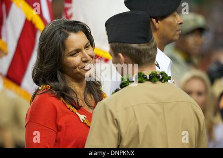 Honolulu, HI, Vereinigte Staaten. 30. November 2013. 30. November 2013 - Vereinigte Staaten Senator Tulsi Gabbard während Aktion zwischen der Army Black Knights und Hawaii Rainbow Warriors im Aloha Stadium in Honolulu, HI. © Csm/Alamy Live-Nachrichten Stockfoto