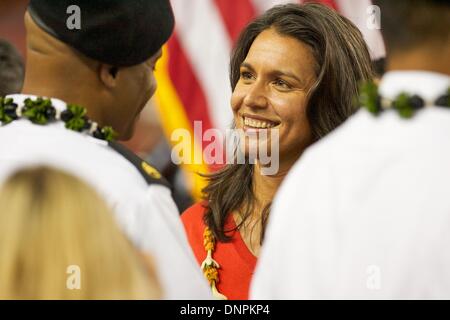 Honolulu, HI, Vereinigte Staaten. 30. November 2013. 30. November 2013 - Vereinigte Staaten Senator Tulsi Gabbard während Aktion zwischen der Army Black Knights und Hawaii Rainbow Warriors im Aloha Stadium in Honolulu, HI. © Csm/Alamy Live-Nachrichten Stockfoto