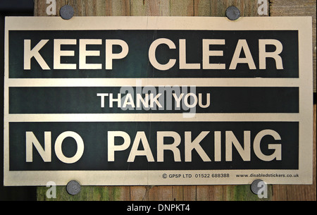 "Keep Clear, vielen Dank, No Parking" Zeichen an eine Holzstange mit Nägeln befestigt Stockfoto