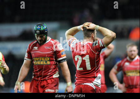 Swansea, Großbritannien. 3. Januar 2014. RaboDirect Pro12 - Fischadler V Scarlets 3. Januar 2014 Gareth Davies von Scarlets beizubehalten zu verlieren, die Fischadler in Vollzeit. Bildnachweis: Phil Rees/Alamy Live-Nachrichten Stockfoto