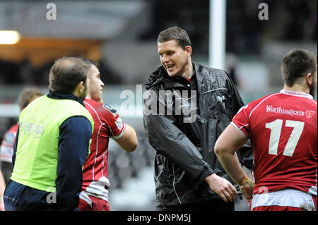 Swansea, Großbritannien. 3. Januar 2014. RaboDirect Pro12 - Fischadler V Scarlets 3. Januar 2014 Ian Evans von der Fischadler im Gespräch mit Scarlets Spieler in Vollzeit. Bildnachweis: Phil Rees/Alamy Live-Nachrichten Stockfoto