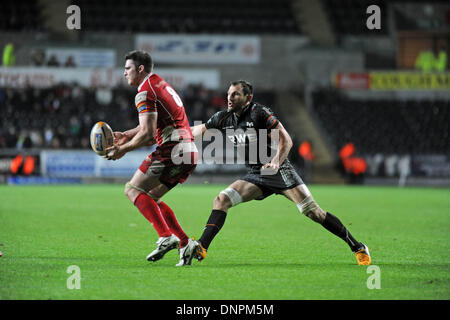 Swansea, Großbritannien. 3. Januar 2014. RaboDirect Pro12 - Fischadler V Scarlets - 3. Januar 2014 Scarlets Kapitän Rob Mc Cusker von Fischadler Joe Bearman in Angriff genommen wird. Bildnachweis: Phil Rees/Alamy Live-Nachrichten Stockfoto