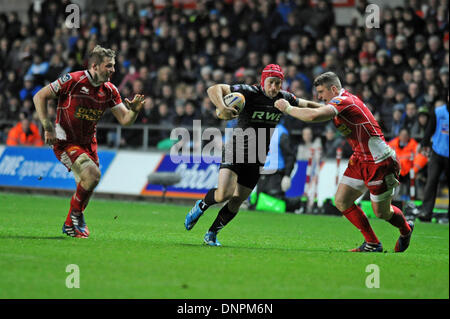 Swansea, Großbritannien. 3. Januar 2014. RaboDirect Pro12 - Fischadler V Scarlets - 3. Januar 2014 Fischadler Richard Fussell von Scott Williams von der Scarlets angegangen ist. Bildnachweis: Phil Rees/Alamy Live-Nachrichten Stockfoto