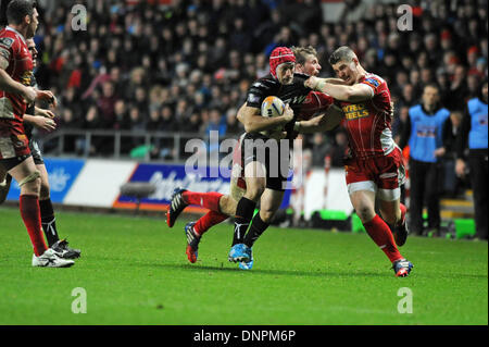 Swansea, Großbritannien. 3. Januar 2014. RaboDirect Pro12 - Fischadler V Scarlets - 3. Januar 2014 Fischadler Richard Fussell von Scott Williams von der Scarlets angegangen ist. Bildnachweis: Phil Rees/Alamy Live-Nachrichten Stockfoto