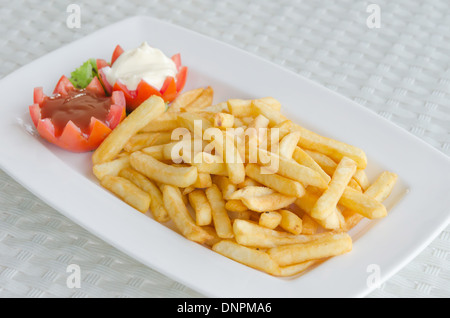 ein Haufen von leckeren Pommes Frites auf weißen Teller Stockfoto