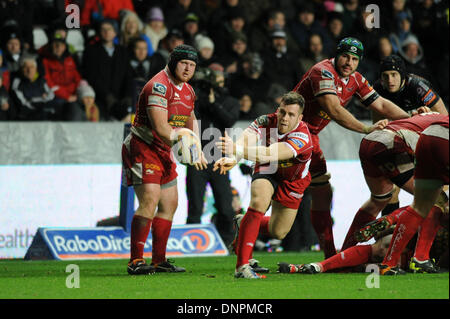 Swansea, Großbritannien. 3. Januar 2014. RaboDirect Pro12 - Fischadler V Scarlets - 3. Januar 2014 Scarlets Gareth Davies bekommt den Ball Weg. Bildnachweis: Phil Rees/Alamy Live-Nachrichten Stockfoto